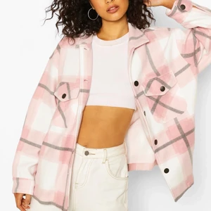 Rutig jacka från Boohoo! - Jacka ifrån boohoo i strl S! Något stor i passform så den är oversized! OBS, lånade bilder men jackan är i toppskick!