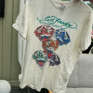 Christian audigier t-shirt - Vit tshirt i limited edition från Christian Audigier. Finns en fläck, Har inte testat att tvätta bort.