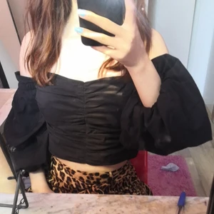 Fest topp fr GINATRICOT  - Off shoulder fest topp fr Ginatricot, använd 2 gånger och passar perfekt till fest. Den är i storlek 34/XS. Pris kan alltid diskuteras och kund står för frakt🖤