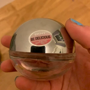 parfym från dkny be delicious - be delicious parfym från dkny. knappt använd. 30 ml. nypris ca 400kr. köparen står för frakten🥰