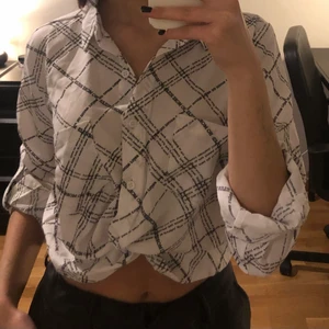 Vit skjorta - Skjortan är vit och croppad med svart tryck. Plagget sitter normalt (jag är 175 cm lång). Har använts ett fåtal gånger. Ingen retur. Alla plagg som säljs tvättas noga innan leverans! Det är bara att skriva om du har några frågor! <3