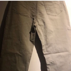 jeans - beiga low-waisted jeans som är lite långa på mig som är 163cm :) köpta här på plick, bra skick