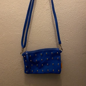 Handväska blå - Säljer denna handväska från David jones. Blå med dödskalle nittar. 💙💙💙
