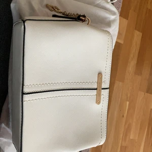 Vit/rosa Väska från river island - Vit/rosa axelväska i mycket bra skick använd endast 2gånger säljs för endast 150kr. Kan mötas upp årstaberg station. 