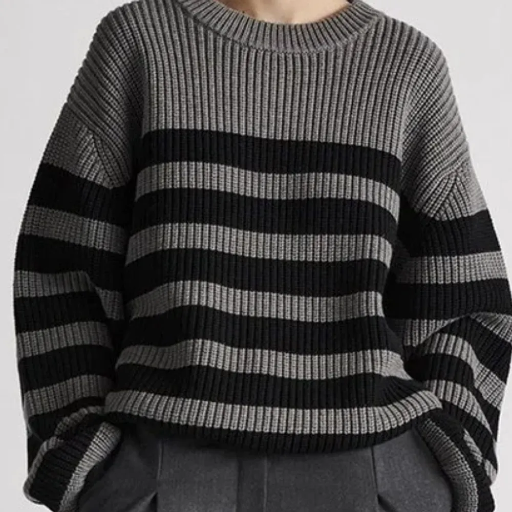 Aubry sweater från Stylein är i en mjuk och härlig blandning av ull och bomull. Lös passform och hellånga ärmar. Halsringningen är rund. Randigt är tidlöst plagg och vårens måste! Nypris 2499 kr höst 2021. Stickat.