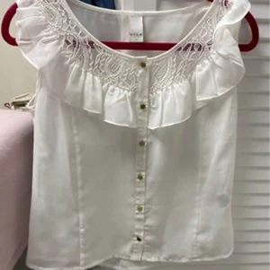 blus - Vacker blus knappt använd 
