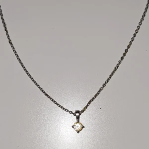 Halsband från sif jakobs - Mycket fint halsband jag fått av mitt ex, kostade ca 800kr men vill inte ha kvar det, Inte äkta diamant då de är cubic zirconia. Fint skick och välanvänt.  pris går att diskuteras vid snabb affär, kan mötas i Täby centrum eller fraktas. 