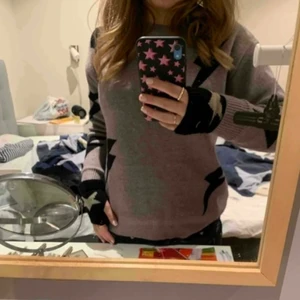 Tröja med stjärnor - Stickad tröja med blixtar 🤩 aldrig använd (lånad bild)