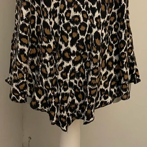 Leopardmönstrat linne XS - Väldigt bekvämt linne med fin passform. Använd, men i bra skick. Säljs för 50kr. Kan mötas upp kring Staffanstorp, Lund och Malmö eller skicka!