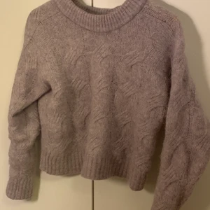 Stickad ljuslila tjocktröja  - Storlek XS så den sitter lite smått tajt runt midjan. Jag brukar ha storlek S i tröjor och är 176 cm.