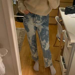 Säljer dessa Levis jeans. Modell ribcate straight, storlek 25. Jag är 167 cm lång och har vanligtvis storlek 36 om ni vill jämföra. Jag har själv blekt dem. 