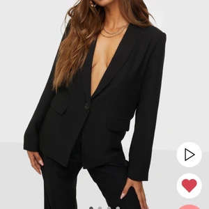 Kavaj - Slutsåld kavaj från Nelly. Använd 1 gång så den är som ny. Bilder kan fås vid intresse. Nypris 499kr