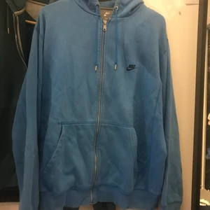 Vintage Nike zip hoodie - Hej, säljer denhär tvär feta ljusblåa zip hoodie, size L, fint vintage skick.