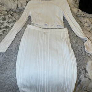 Dress - Den här dressen är från shein egentligen har aldrig använt den men har testat den på en gång och den är bekväm tröjan funkar perfekt för vinterna och kjolen för sommar båda är storlek S