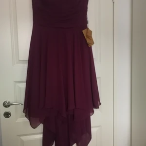 Jättefin afton/balklänning - Helt ny, säljes pga att det inte passar. Riktigt fin mörk rödvin färg. Väldigt fin passform. 