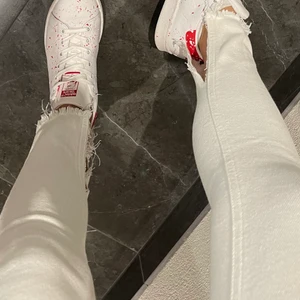 Vita jeans med slits  - Vita jeans med slits & snygga rosa flames detaljer på bakfickorna 😍💕