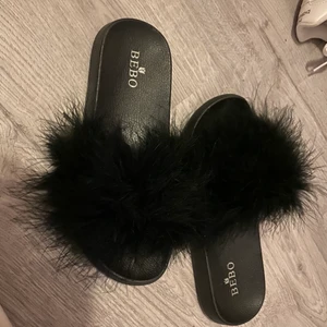 Tofflor  - Tofflor i storlek 36. Knappt använda🎀