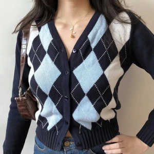 Brandy melville cardigan  - Jättefin cardigan från brandy melville. Köpt 2019 och använd några gånger, men i nyskick💗 skulle säga att den passar xs-m beroende. Frakt tillkommer (lånad bild) pris kan såklart diskuteras 
