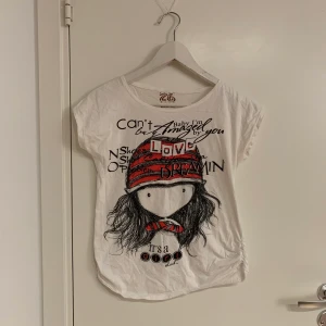 T-shirt med tryck  - T-shirt i storlek M, men funkar för S också i fint skick. Har scrunch på sidorna. 