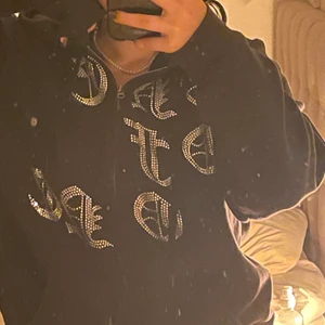 One of One hoodie  - Svart kofta med luva från One of One i stl M. Haft i några månader men ser ut som ny, ej använd så många gånger. Ord pris 1200 men går att diskutera något lägre. Hör av er för intresse och om mer info eller bilder :) 