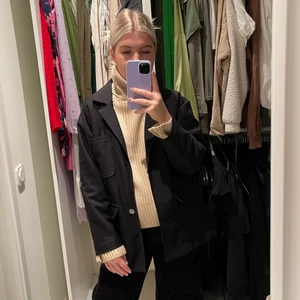 kavaj/blazer - En kavaj/blazer som är i gott skick från Carin Wester! Knappar, fickor gör att kavajen blir unik. 