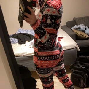 Söt playsuit  - En gullig playsuit som har jultema, passar perfekt och är i storlek M men passar mindre då den formar sig efter kroppen. Köpt för 219kr men säljer för 50, aldrig användt förutom när jag tagit bild med den på och köparen står för frakten. Tyget är mjukt och den är inte genomskinlig🥰