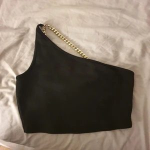 One shoulder topp  - One shoulder topp med guldkedjor på ryggen. Använd 1 gång och därför fortfarande i fint skick 🥰