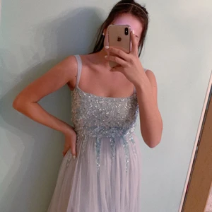 Ljusblå klänning med paljetter  - Köpt till fest men aldrig använd pga den blev för liten:( Så endast testad och original lappen från NLY är kvar! Passar perfekt som balklänning❄️