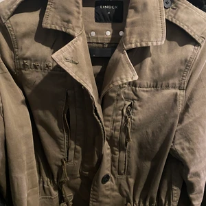 Jacka  - En favorit jacka ifrån LINDEX , men satt för lite och bara använt 2 gånger! Stjärnnitar på jackans baksida.