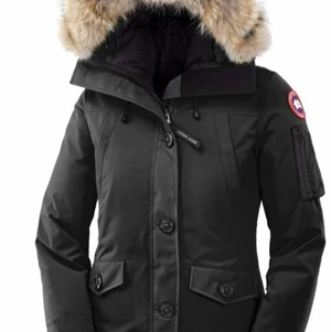Canada goose jacka - ✨Säljer min canada goose då jag köpte den och den var alldeles för liten för mig. Den är i bra skick och har snören som man kan dra åt i vid midjan!✨🔮