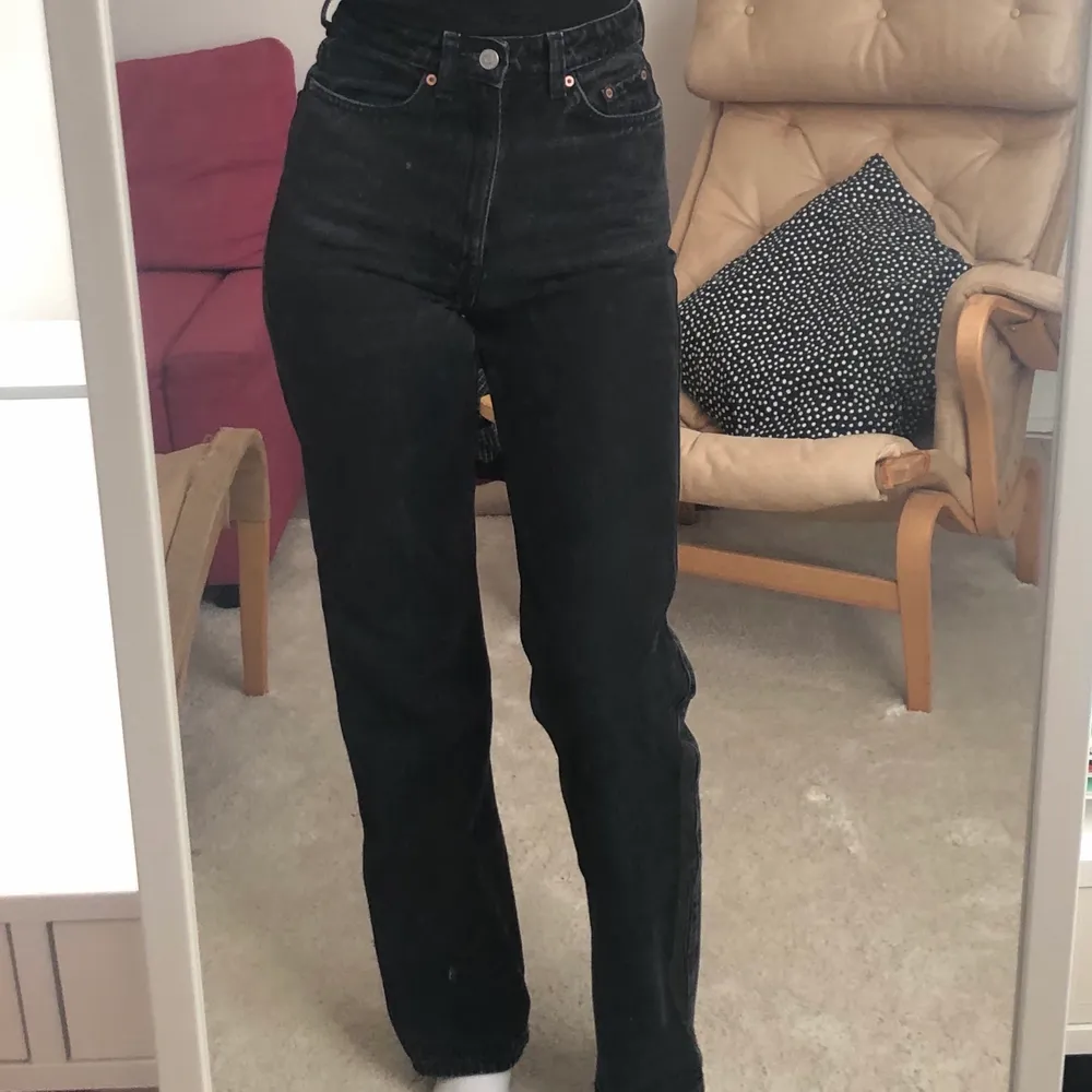 Svarta jeans från Weekday. Model rowe, highrise straight. Storlek 25/32. Trasig dragkedja, i övrigt gott skick❣️. Jeans & Byxor.