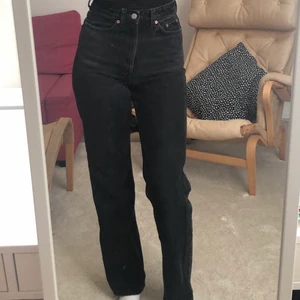 Svarta jeans - Svarta jeans från Weekday. Model rowe, highrise straight. Storlek 25/32. Trasig dragkedja, i övrigt gott skick❣️
