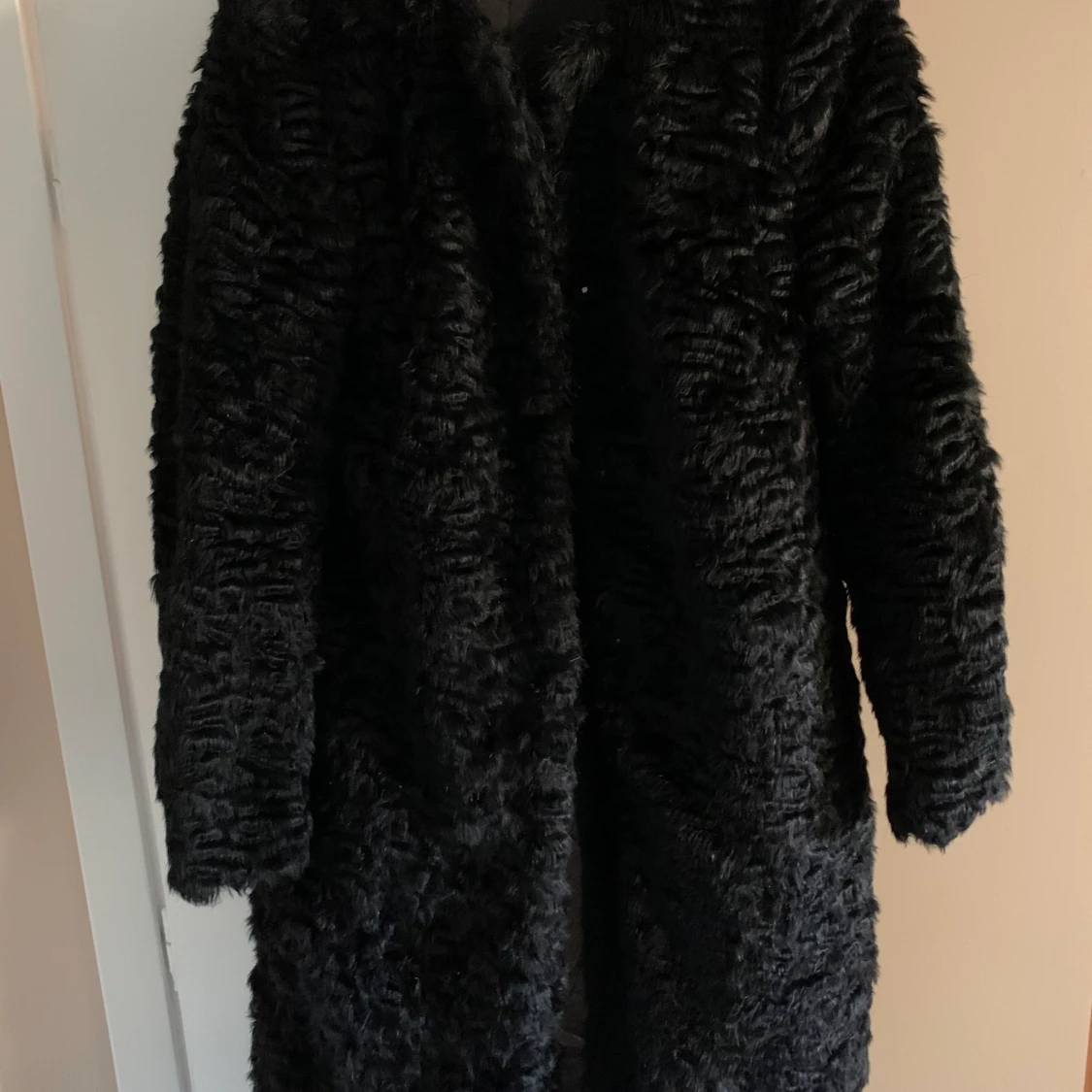 Svart kappa i fake päls