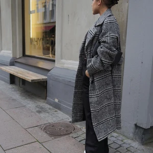 Kappa - Rutig kappa från na-kd. Bara använd 3 gånger. Storlek 36