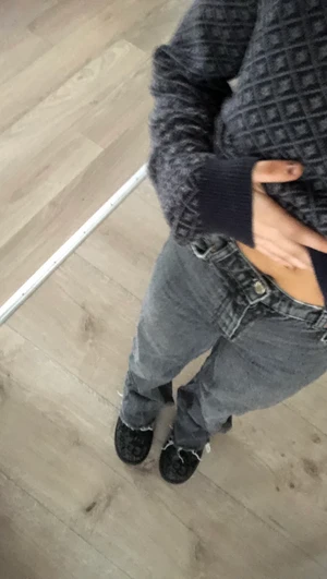 Gråa zara jeans  - Säljer ett par fina zara jeans, storlek 34, som tyvärr inte kommer till användning. Hela och fina och sparsamt använda. Kan skickas mot fraktkostnad💕💕