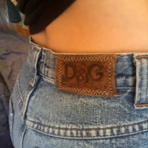 JEANS dolce & gabbana  - ÄKTA skit snygga blåa lowwaist jeans som jag tyvärr måste släppa taget om då de blivit för stora. de passar någon i som är 173-178! jag är 62 runt midjan o skulle säga att de här passar nån som har storlek 27-30. de är rätt baggy! midjemått: 82 innerben: 82 buda🌟