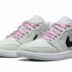 Nya barley grey jordan 1 - Köpte i sommras men har bara stått hemma, aldrig använda bara testade. Kan tänka mig byta mot ett par i storlek 42,5 men annars är det inte av intresse att byta. Fråga om flera privata bilder (bilderna är lånade i annonsen)