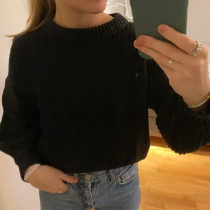 Stickad tröja  - Köparen står för frakten och betalning sker via swish.