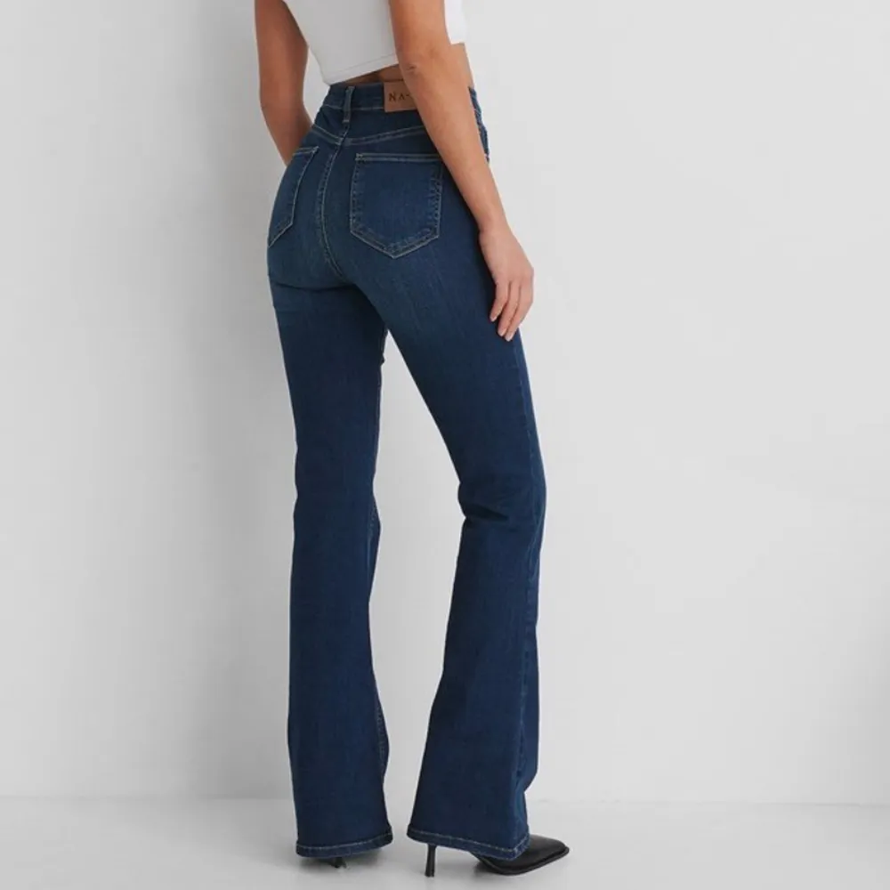 ! LÅNADE BILDER ! Säljer ett par blåa bootcut jeans från NA-KD som är helt oanvända och nya. Dem är i storlek 32 men är lite större i storleken. Köptes för 499 kr. Kan både frakta och mötas upp. 🤎🤎. Jeans & Byxor.