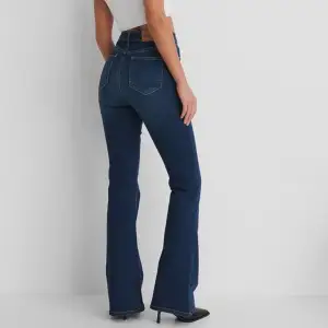 ! LÅNADE BILDER ! Säljer ett par blåa bootcut jeans från NA-KD som är helt oanvända och nya. Dem är i storlek 32 men är lite större i storleken. Köptes för 499 kr. Kan både frakta och mötas upp. 🤎🤎