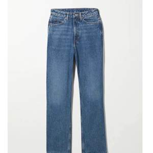 Säljer nu dessa trendiga jeans från weekday i en jättefin wash! Älskar jeansen för att man både kan klä upp och ned dem. Säljs pga att jag har får många byxor💙 nypris 500kr