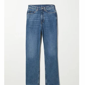 Rowe jeans - Säljer nu dessa trendiga jeans från weekday i en jättefin wash! Älskar jeansen för att man både kan klä upp och ned dem. Säljs pga att jag har får många byxor💙 nypris 500kr
