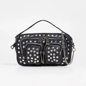 Intressekoll Núnoo Helena Disco bag - Intressekoll på min älskade Núnoo Helena Disco-väska! Jag köpte väskan i somras men eftersom den inte kommer till användning funderar jag på att sälja den. Den är i mycket gott skick och har inga slitningar. Väskan är slutsåld och kostar 1200 i nypris. Skriv till mig för bilder💕