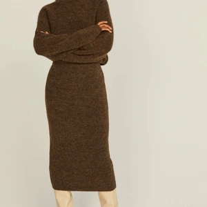 Stylein "elisha" stickad kjol, xs - Stickad kjol, storlek xs, använd vid ett tillfälle, nyskick! (Nypris: 1999 kr.)