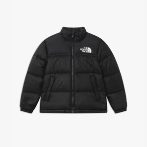 Jacka  - En helt ny the north face jacka i exakt samma modell som på bilden. säljer pga att jag har en likadan. Jackan är helt ny och oanvänd (ligger tillomed i förpackningen den kom i och anledningen varför ja la upp en bild från nätet)💖 skriv ett rimligt pris som du vill köpa för (NYPRIS 3000 & HELT SLUTSÅLD).  Storlek: jag har vanligtvis S men denna är i M och passar helt perfekt 