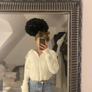 Stickad kofta  - En stickad kofta med dragkedja från Gina tricot, knappt använd, sitter som en m