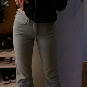 Jeans från weekday - Supersnygga och använda runt 3 gånger skulle jag tro, säljer för att dom inte passar mig längre!🥰 nypris 600