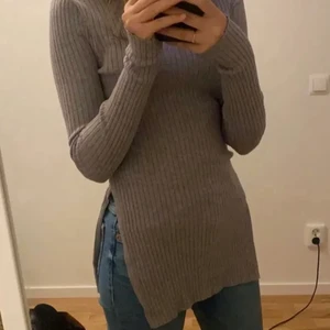 Fin shein tröja. - Lägger upp igen pga oseriös köpare…Inte min bild men har en exakt sådan tröja som sitter exakt så. Storlek S men passar även M. Helt oanvänd men säljer pga att detta inte va min stil riktigt. Köpt för 150 kr.. säljer för 90 kr + frakten som lägger mellan 45-66 kr.