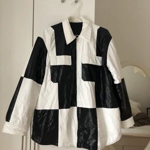 Jacka från & Other Stories - Vrålcool jacka från & Other Stories som jag använt några enstaka gånger, därav nyskick. Den är vadderad så är varm. Är en storlek small, men jag som brukar ha medium kan ha denna med en tunn stickad tröja under så skulle säga att den massar både en small och en medium. 