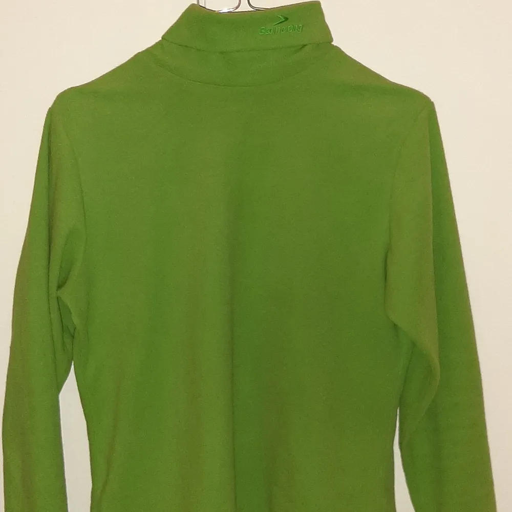 This is a green Boomerang sweater, size 38. The true color is the one on the first picture. Very warm, and can be styled in various ways. In good condition, no default. Fits me perfectly (I am an S size).. Tröjor & Koftor.